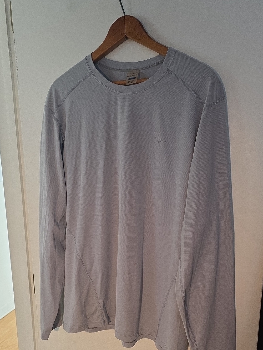 Arc'teryx Light Gray Long-Sleeve Large Crew Performance Shirt